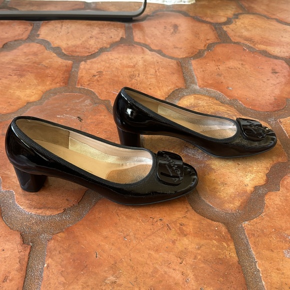 Ferragamo patent leather pumps size 9 B - Picture 3 of 9